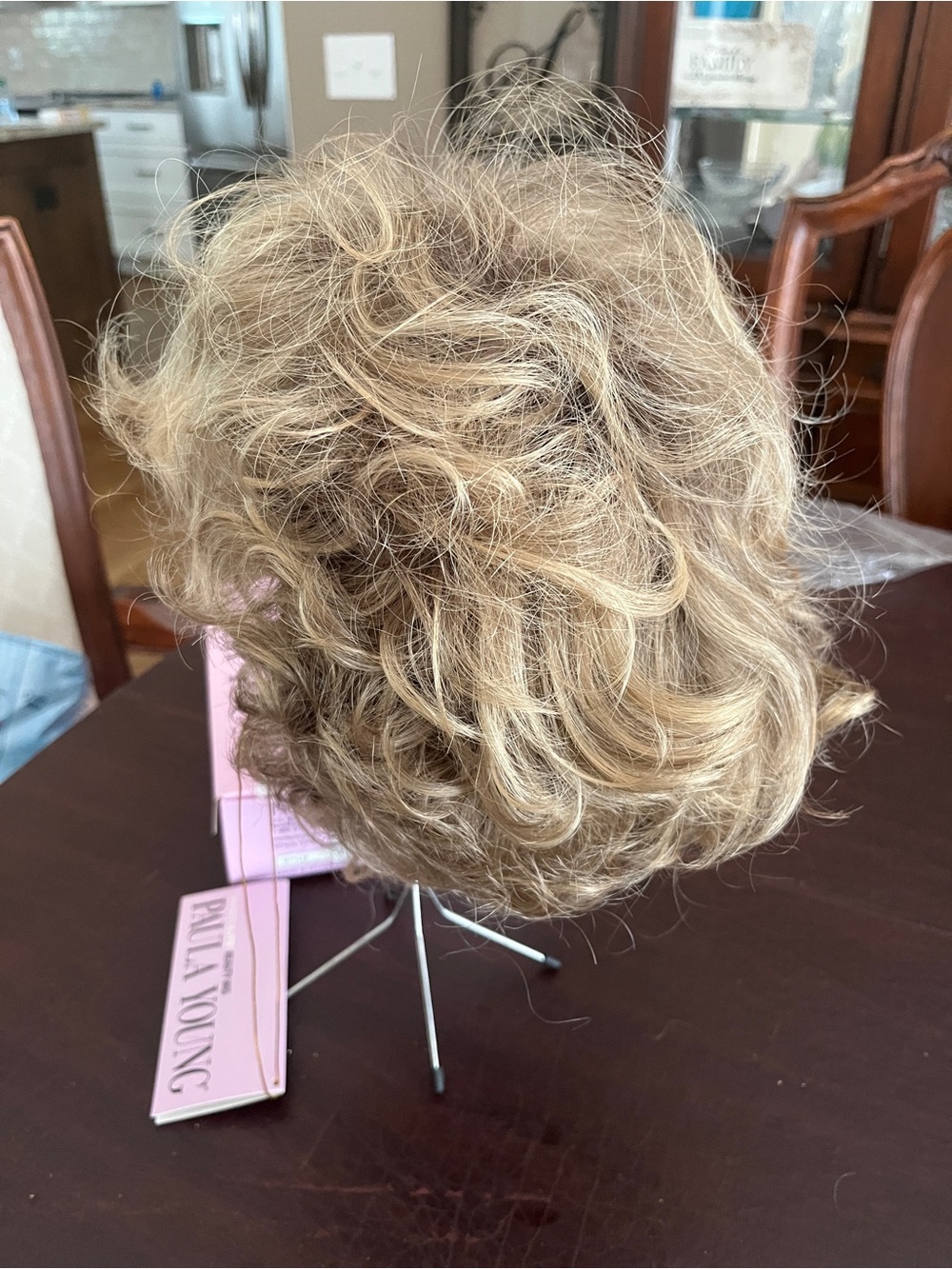 😎😎😎PAULA YOUNG FRANCIE WIG NWT Blonde Short Layered Wig - Picture 5 of 7